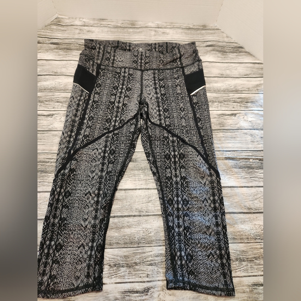 Athleta Snakeskin Capri Leggings